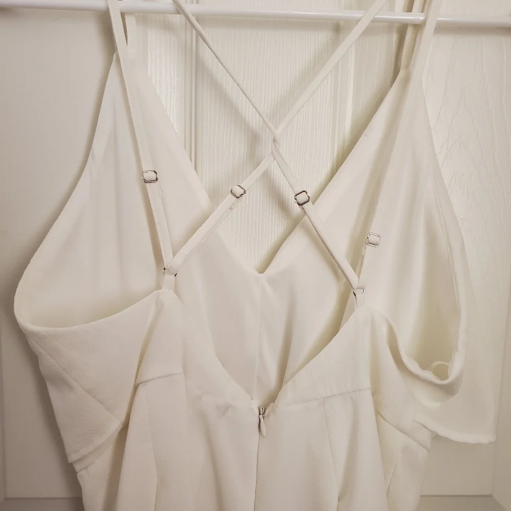 NWOT Vestique Cross Back Flowy Ruffle White Romper - Picture 6 of 7